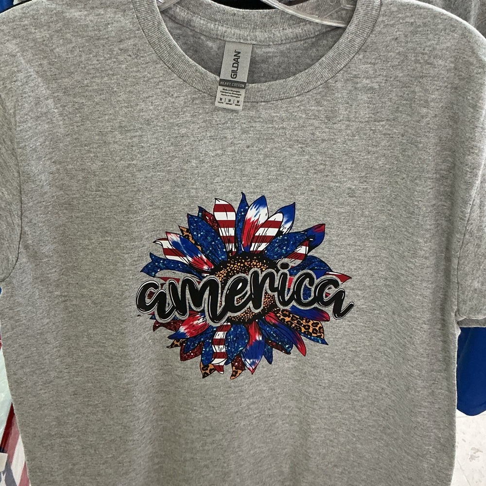 Gildan Gray T-Shirt with Patriotic Sunflower Design Youth Size Medium